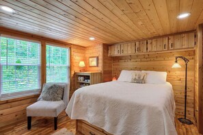 Room - Lo Lo’s Place Cedar Cottage Near Old Man’s Cave (Logan)