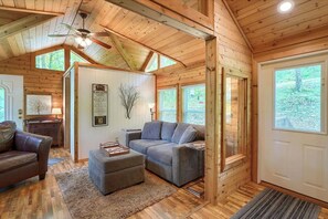Living area - Lo Lo’s Place Cedar Cottage Near Old Man’s Cave (Logan)