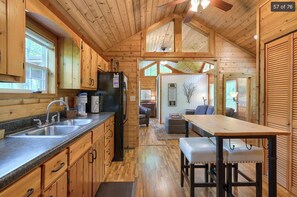 Private kitchen - Lo Lo’s Place Cedar Cottage Near Old Man’s Cave (Logan)