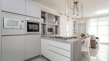 Deluxe House, Lanai | Private kitchen