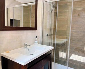 Shower, hair dryer, towels, soap - Carmen Luxury House (Muros)
