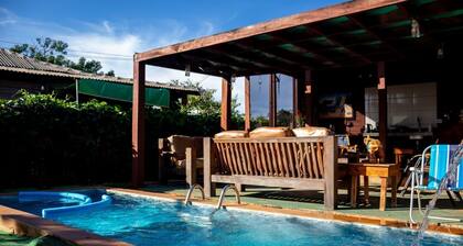 Chalé c/ Ar-Condicionado, Piscina e Churrasqueira