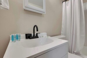 Dusche, Haartrockner, Handtücher, Shampoo