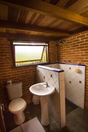 Comfort-chalet, patio, näköala puutarhaan | Kylpyhuone