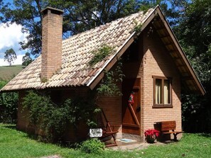 Nhà gỗ tiện nghi đơn giản, sân hiên, quang cảnh vườn | Ngoại thất