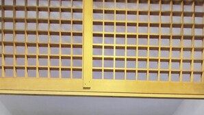 Una habitación con cama, armarios rojas y suelo de baldosas.