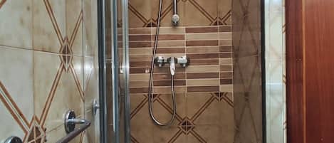 Douche, serviettes fournies, savon, papier toilette