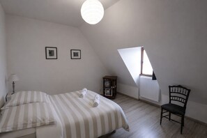 3 slaapkamers, een bureau, een strijkplank/strijkijzer, gratis wifi