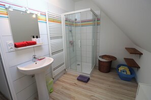Dusche, Haartrockner, Handtücher, Seife