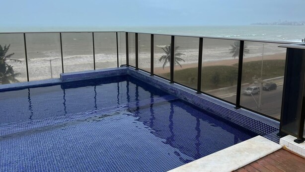 A swimming pool with a view of the beach and ocean. - Atlantic View 309 - Elegance and Comfort on the Intermares Beachfront for 5 people (Cabedelo)