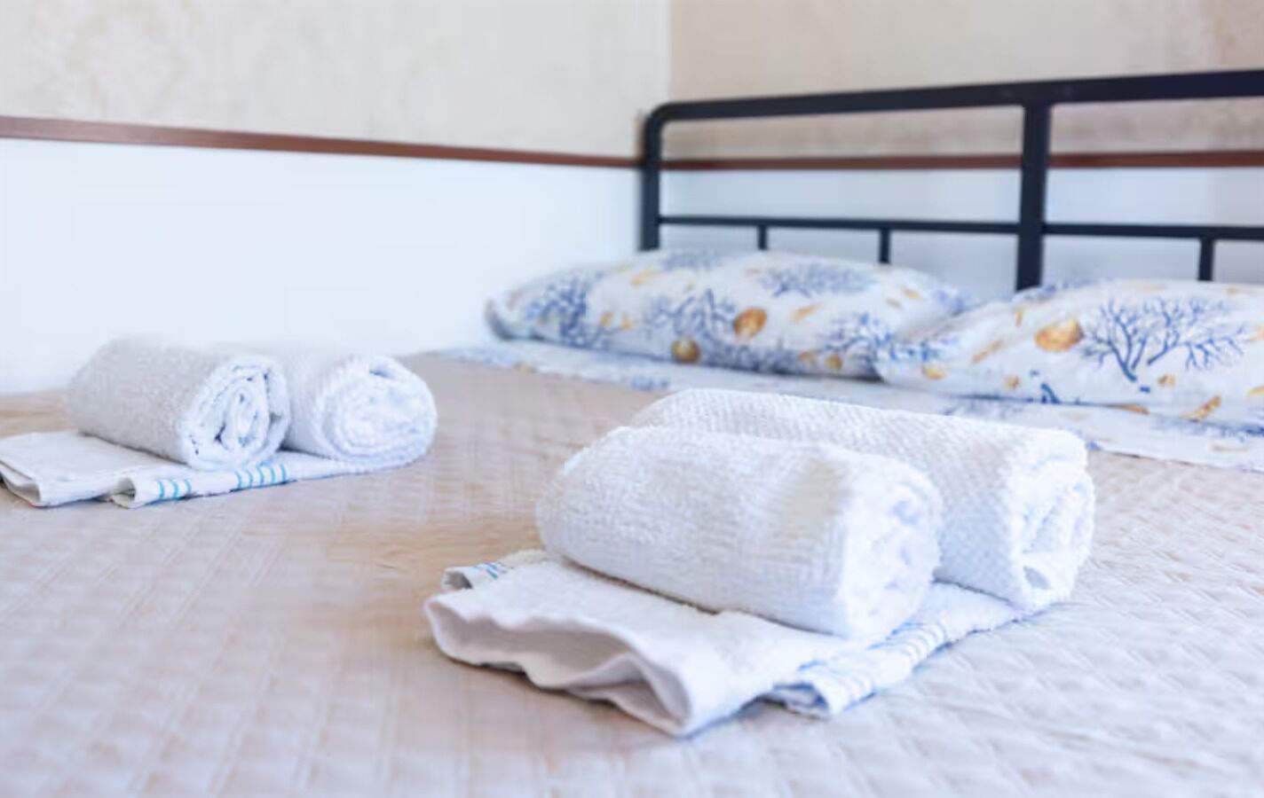 Tabla de planchar con plancha, internet y ropa de cama 