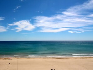 A beach with a clear sky and calm sea. - APARTAMENTO COSTA BLANCA by Interhome (El Campello/Villajoyosa)