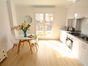 Frigorífic, microones, forn i utensilis de cuina, vaixella i coberteria 