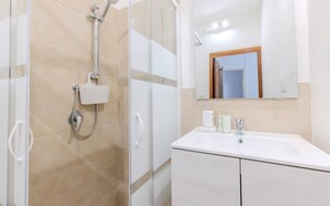 ヘアドライヤー、タオル、石鹸、トイレットペーパー