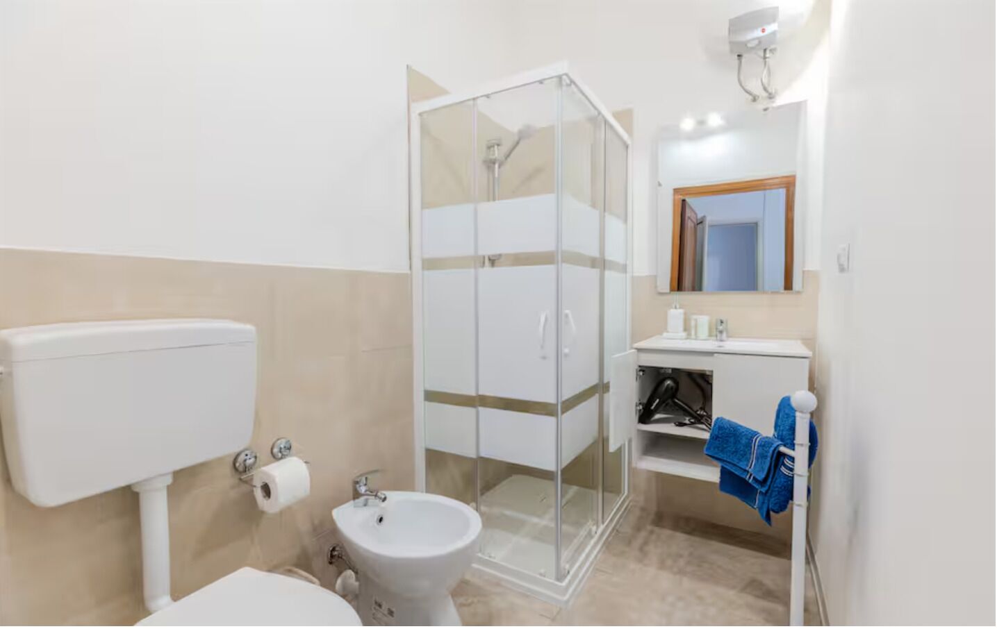 Haartrockner, Handtücher, Seife, Toilettenpapier