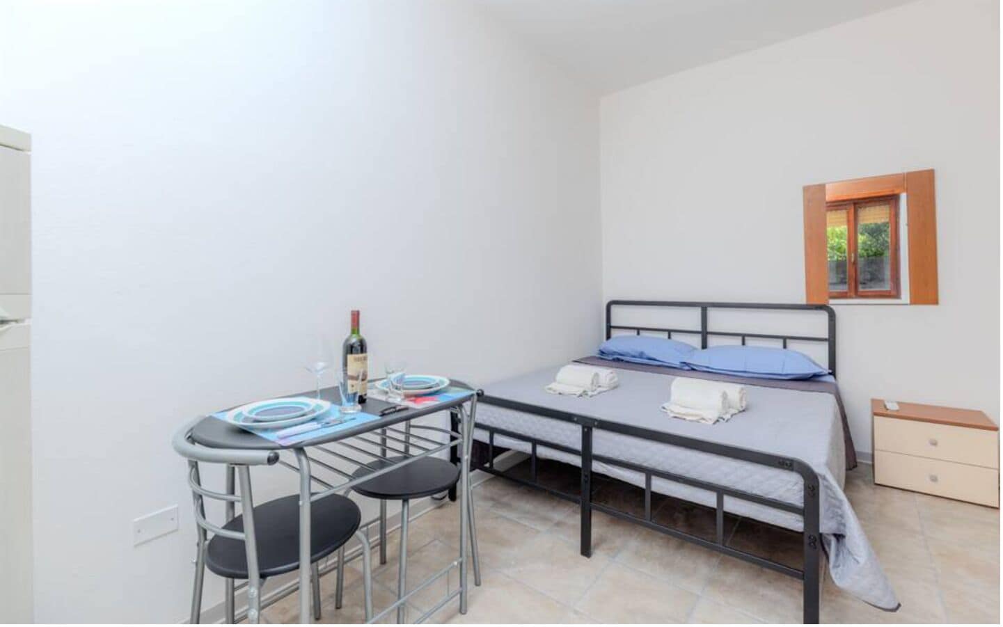 1 dormitorio, tabla de planchar con plancha, wifi y ropa de cama