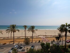 A beach view with palm trees, a parking lot, and a road. - APARTAMENTO MEDITERRANEO by Interhome (El Campello/Villajoyosa)