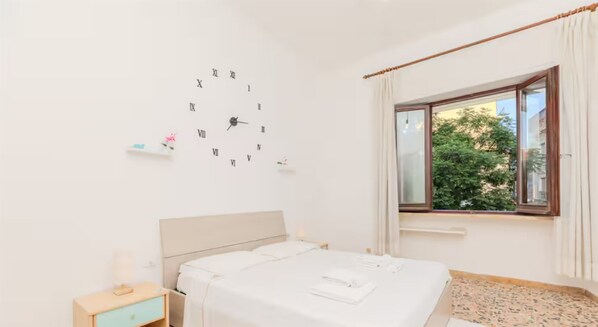 Iron/ironing board, bed sheets - [Olbia Old Town] House Square View and Wi-Fi (Olbia)