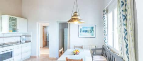 Kühlschrank, Ofen, Geschirrspüler, Kochgeschirr/Geschirr/Besteck