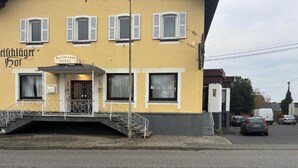 A yellow building with a sign reading 'Restaurant Hotel' and a staircase leading to the entrance. - Dreischläger Hof (Neustadt)