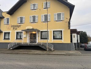 Un edificio amarillo con un cartel que dice 'Frichläger Hof Restaurant Hotel'.
