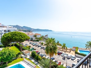 Hotel à beira-mar com piscina, estacionamento e vista para o mar.