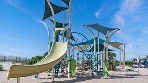 Un parque infantil con toboganes y estructuras para escalar.