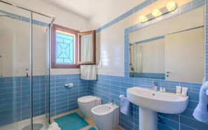 Hair dryer, towels, soap, toilet paper - [Olbia] Modern House with Veranda, A/C and Parking (Olbia)