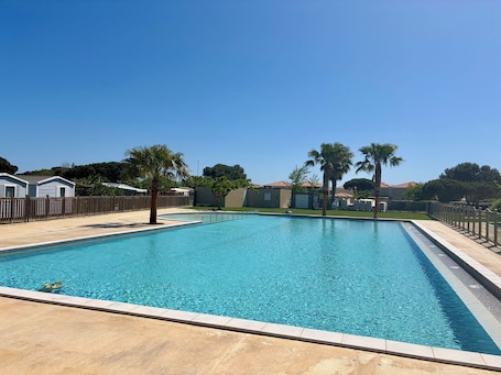 Pool. Spacious air-conditioned mobile home in a 3-star campsite