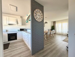 Fridge, microwave, stovetop, toaster - V002 - Cargols de Mar 2 (Empuriabrava)