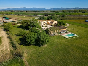 A large house with a swimming pool, surrounded by green fields and trees. - V038 - Els Masovers (Castelló d'Empúries)
