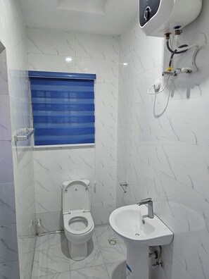 Superior Studio Suite, City View | Bathroom - VINCHEE SUITES (Lagos)