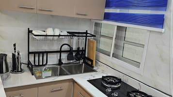 Superior Studio Suite, City View | Private kitchen