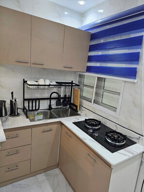 Superior Studio Suite, City View | Private kitchen - VINCHEE SUITES (Lagos)