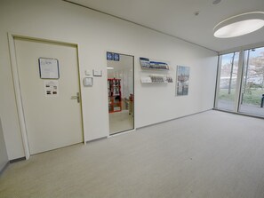 Ein Flur mit einer Tür, einem Schwarzebrett und einem Fenster mit Blick.