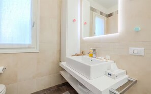 Hair dryer, soap, toilet paper - [Olbia Old Town] Veranda, Parking, Wi-FI (Olbia)