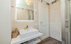 Hair dryer, soap, toilet paper - [Olbia Old Town] Veranda, Parking, Wi-FI (Olbia)