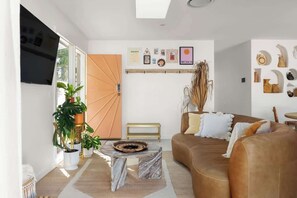 TV - La Casita l Mexican-Inspired Villa with Pool (Warana)