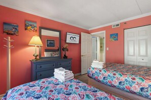 2 bedrooms, iron/ironing board, travel cot, WiFi - Hawaiian Village 306 - Waikiki (Ocean City)