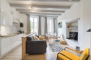 Eine moderne Wohnung mit Küche, Wohnbereich und Essplatz.
