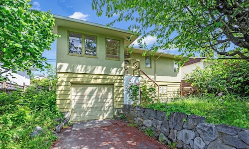 Entire home in Burnaby Canada, 5 minutes to Metrotown