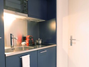 Fridge, microwave, cookware/dishes/utensils - LU KKL II - Allmend HITrental Apartment by Interhome (Lucerne)