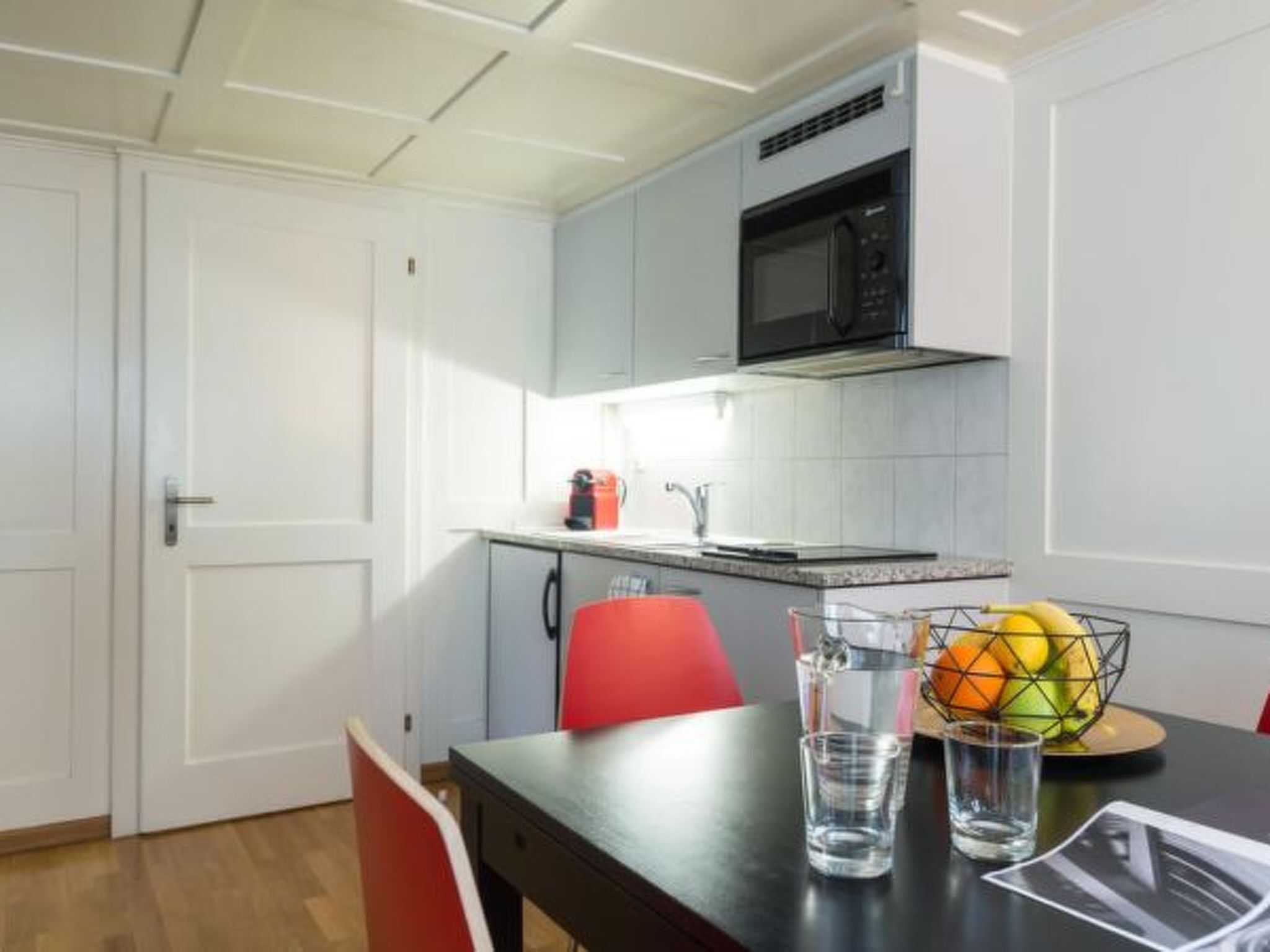 Kühlschrank, Mikrowelle, Kochgeschirr/Geschirr/Besteck
