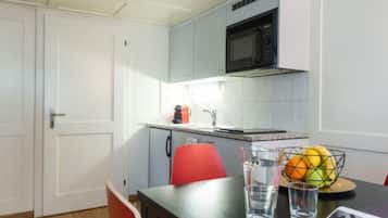 Kühlschrank, Mikrowelle, Kochgeschirr/Geschirr/Besteck