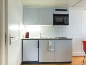 Kühlschrank, Mikrowelle, Kochgeschirr/Geschirr/Besteck