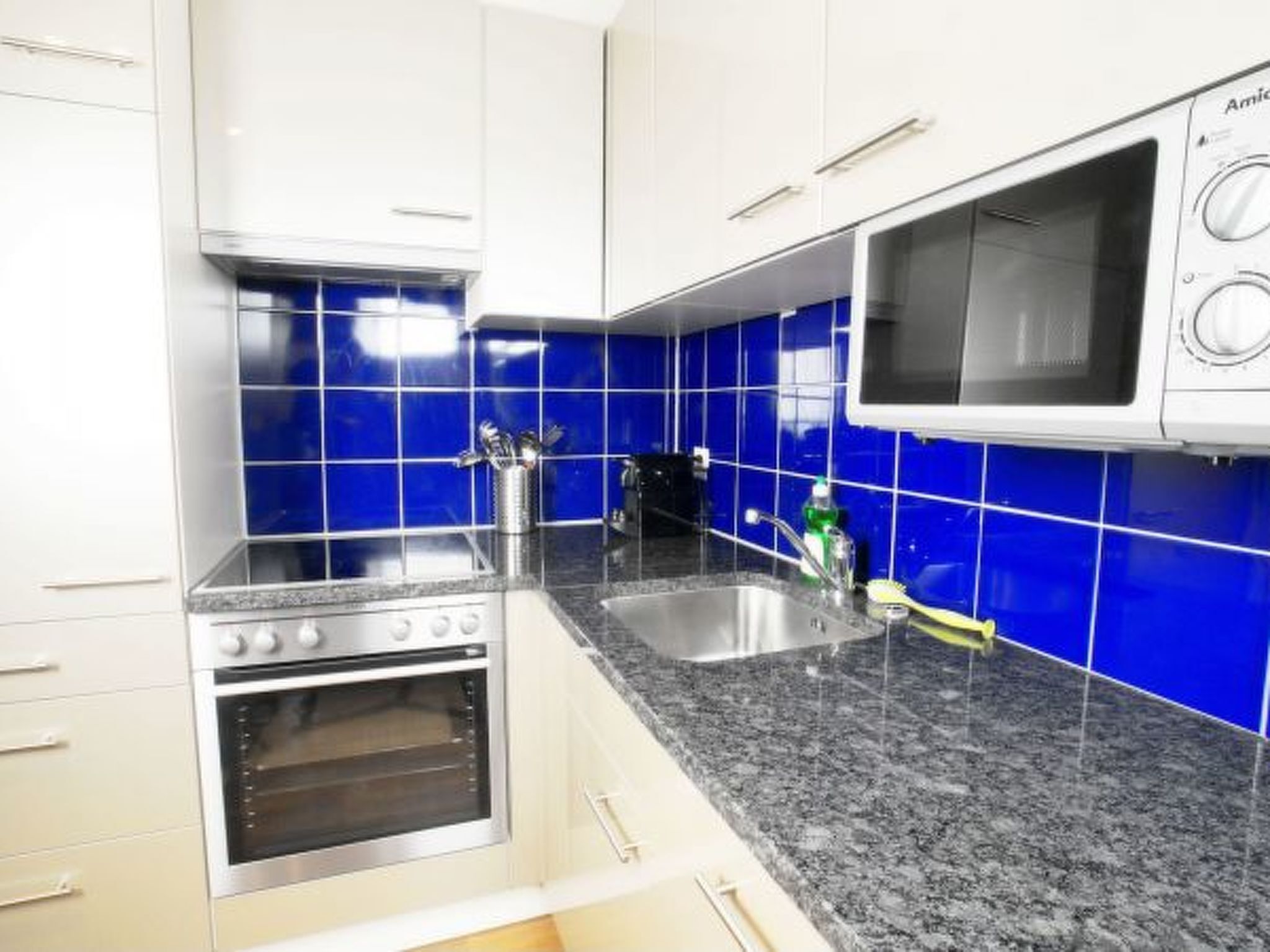 Een koelkast, een magnetron, een oven, een vaatwasser