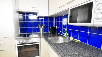 Een koelkast, een magnetron, een oven, een vaatwasser