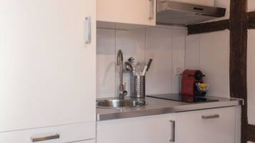 Fridge, dishwasher, cookware/dishes/utensils