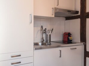 Kühlschrank, Geschirrspüler, Kochgeschirr/Geschirr/Besteck