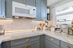Private kitchen - Delightful 2-bedroom apartment with AC in vibrant Honolulu (Honolulu)